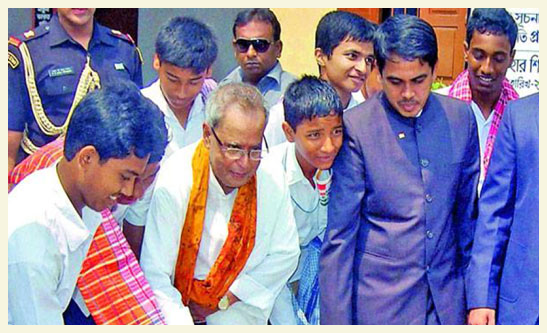 The-Honble-President-of-India-Shri-Pranab-Mukherjee-sweeps-with-the-students